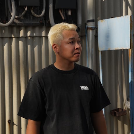 VINYL JUNKIE LOGO Tee / Fade Black