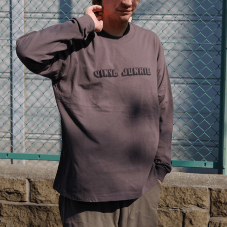 VINYL JUNKIE - Three Dimensional Logo Long Sleeve Tee Shirts / Charcoal