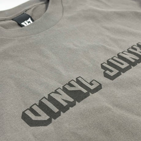 VINYL JUNKIE - Three Dimensional Logo Long Sleeve Tee Shirts / Charcoal