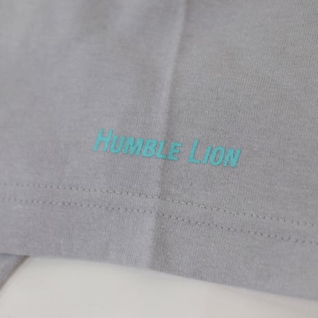 VINYL JUNKIE -  HUMBLE LION Tee - STONE GRAY