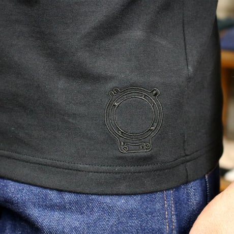 HOFI-021R-emb オーガニック超長綿 タック襟Ｔシャツ：ブラック （リング/ブラック刺繍）
