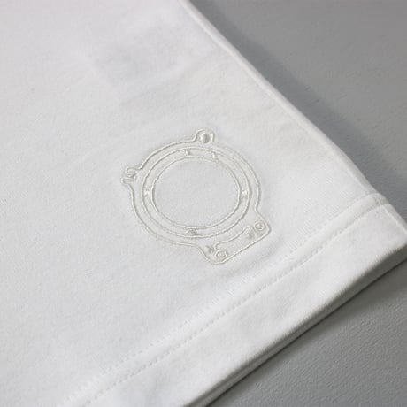 HOFI-021R-emb オーガニック超長綿 タック襟Ｔシャツ：ホワイト （リング/ホワイト刺繍）