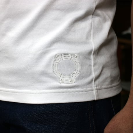 HOFI-021R-emb オーガニック超長綿 タック襟Ｔシャツ：ホワイト （リング/ホワイト刺繍）