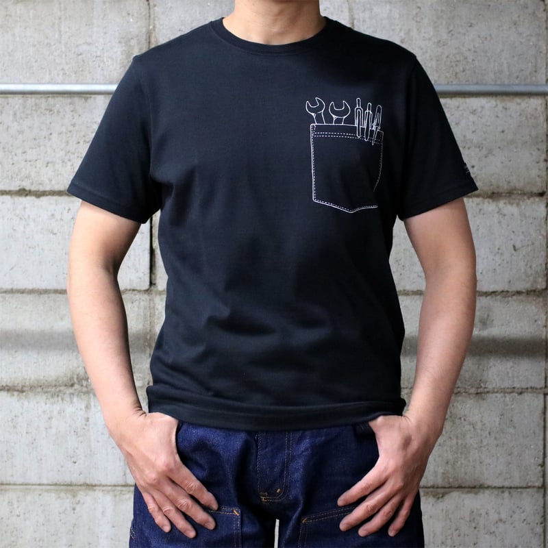2389 ◆新品◆ ポリーヌブロー ペイントテキストスタッズTシャツ HOFI-028 ペンアートTシャツ：61. 工具入り胸ポケット | 東大阪繊維