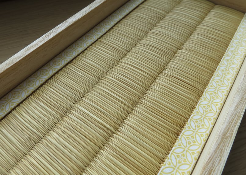 RYUBIN TRAY 飾るものを美しく引き立てる、黄金色の藺草【龍鬢表】の