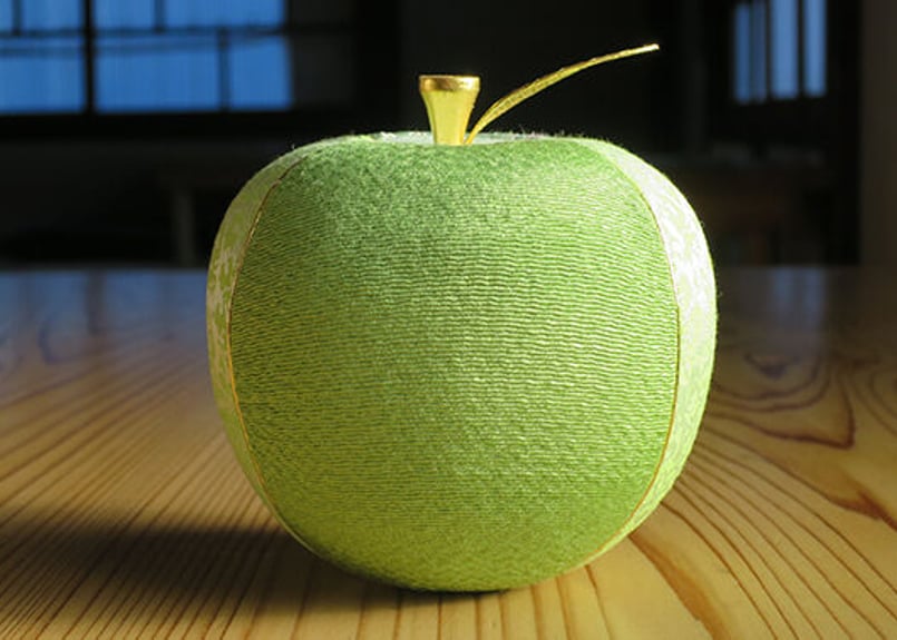 KIMEKOMI APPLE 林檎の雛人形【江戸木目込人形・西陣織・金沢箔