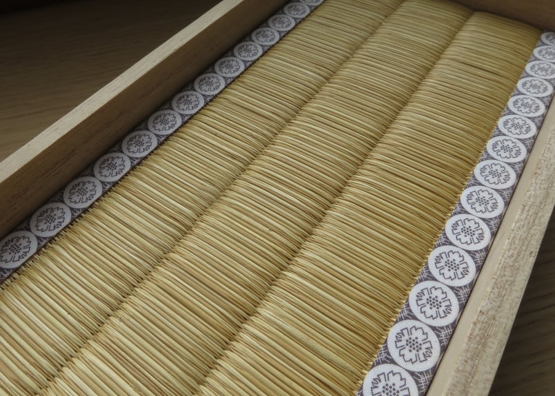 RYUBIN TRAY 飾るものを美しく引き立てる、黄金色の藺草【龍鬢表】の