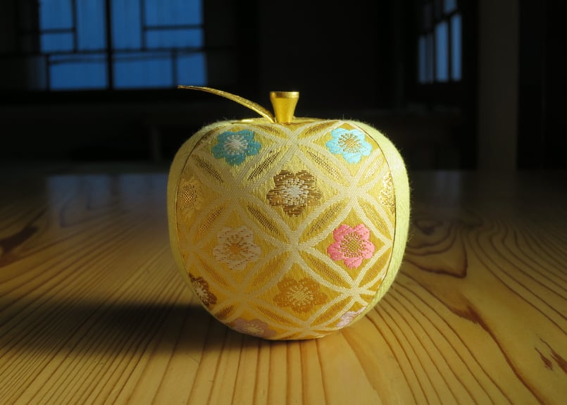 KIMEKOMI APPLE 林檎の雛人形【江戸木目込人形・西陣織・金沢箔 