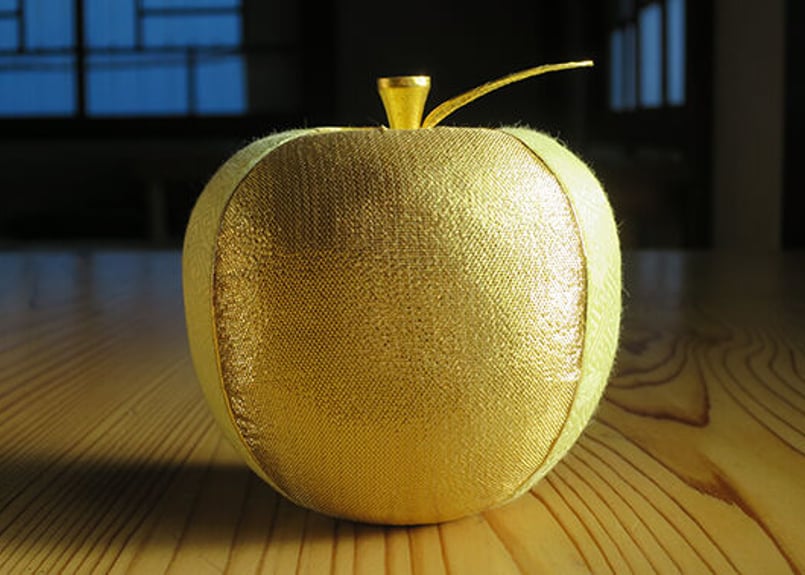 KIMEKOMI APPLE 林檎の雛人形【江戸木目込人形・西陣織・金沢箔 