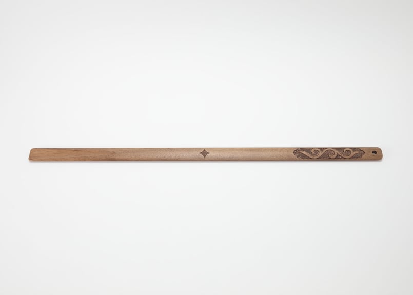 AINUPERA アイヌ文様を木彫で施した、マキリのような靴べら | 三島大世商店