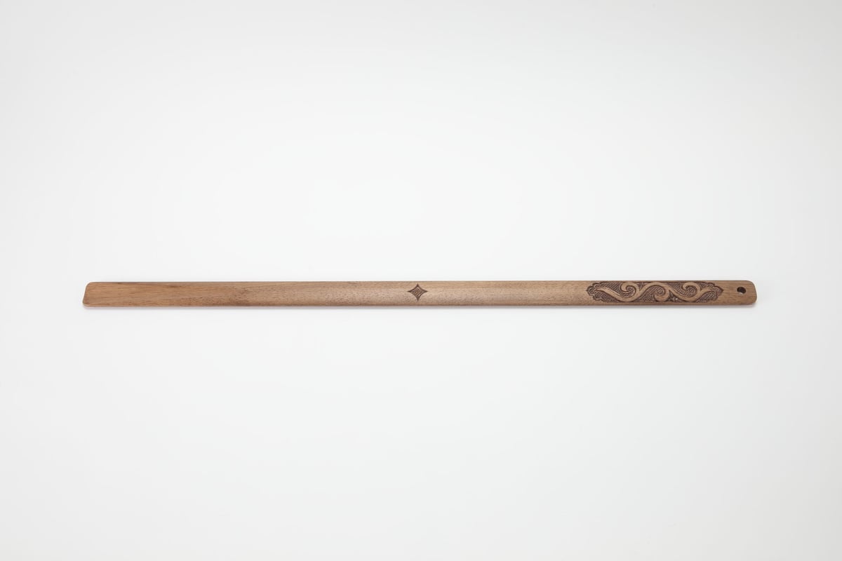 AINUPERA アイヌ文様を木彫で施した、マキリのような靴べら | 三島大世商店