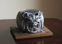 KAWARA SHICHIRIN　瓦と炭のW赤外線で美味しく焼ける、鬼瓦七輪