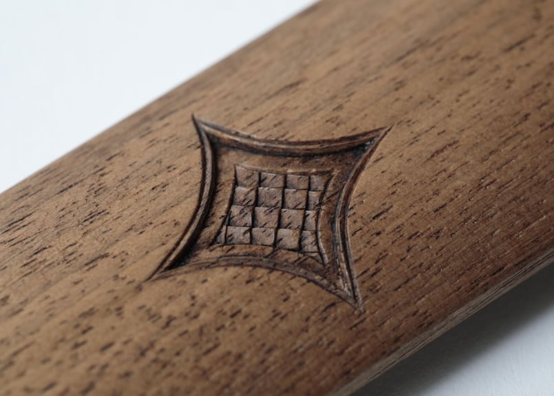 AINUPERA アイヌ文様を木彫で施した、マキリのような靴べら | 三島大世商店