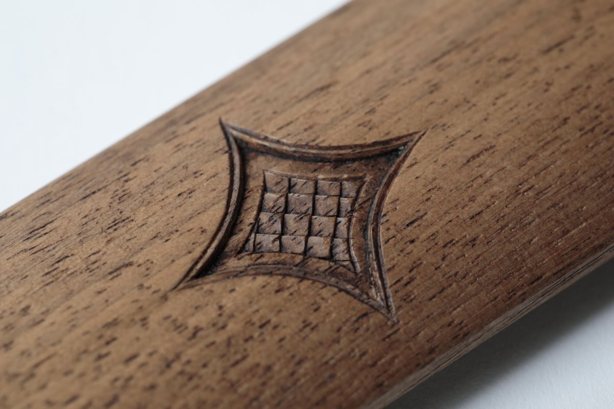 AINUPERA アイヌ文様を木彫で施した、マキリのような靴べら | 三島大世商店