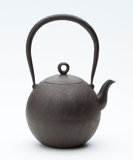 美品 蔵出 人間国宝 鈴木 盛久 砂鉄含 虫喰摘 尾垂形 鉄瓶 煎茶道具 美品 蔵出 人間国宝 鈴木 盛久 砂鉄含 虫喰摘 尾垂形 鉄瓶 煎茶道具