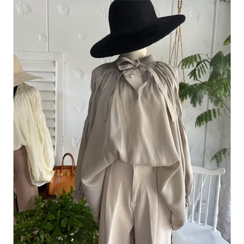 ふんわりリボンブラウスグレージュ&オフホワイト | mamaguitar