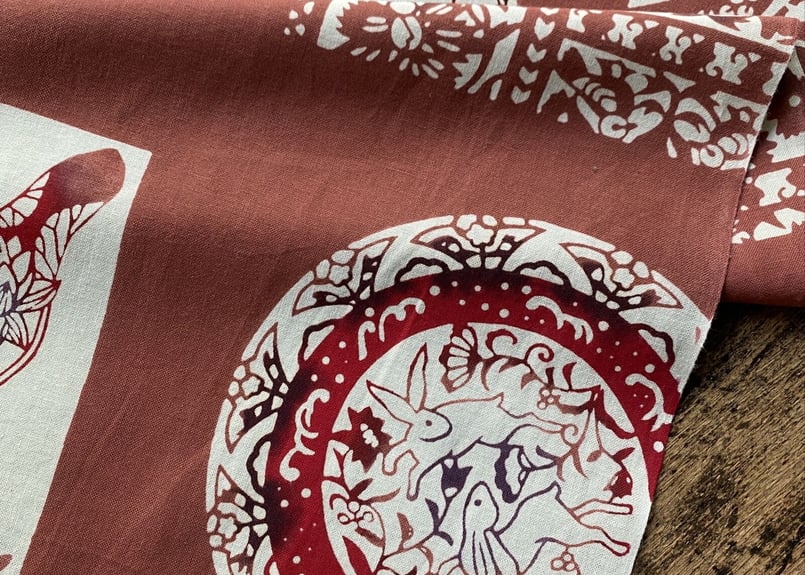 新江戸染謹製 干支てぬぐい＜うさぎ更紗＞ 小豆茶 | SHINEDOZOME