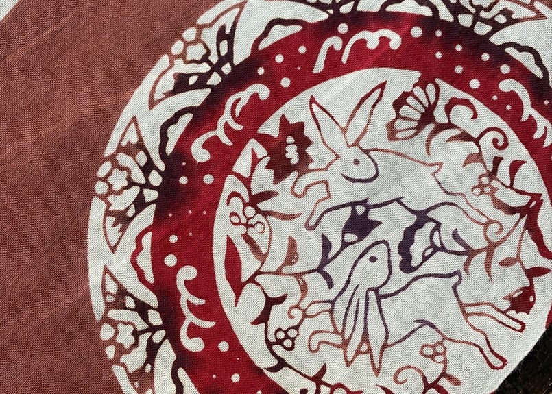 新江戸染謹製 干支てぬぐい＜うさぎ更紗＞ 小豆茶 | SHINEDOZOME