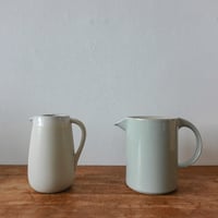 陶器ピッチャーと陶器ティーポット