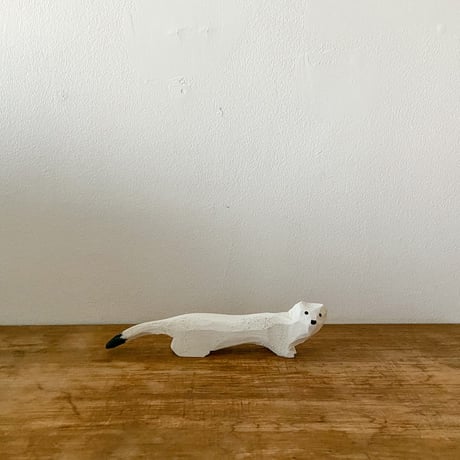 木彫りの白イタチ