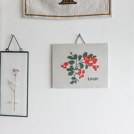 壁掛け刺繍 (コケモモ )