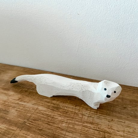 木彫りの白イタチ