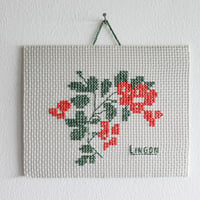 壁掛け刺繍 (コケモモ )