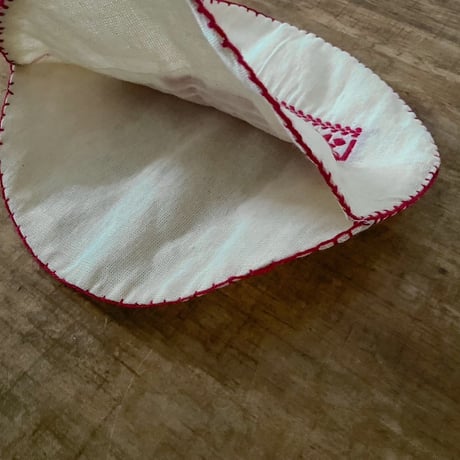 赤い刺繍のポットカバー