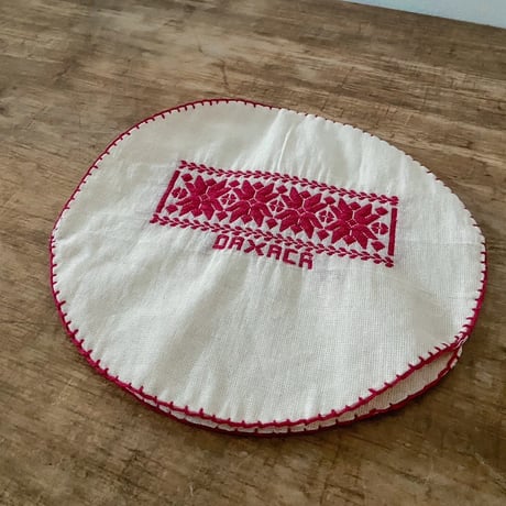赤い刺繍のポットカバー