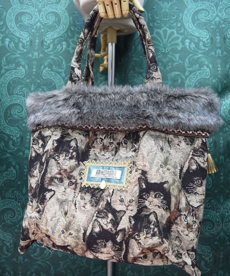 kki.2409　Catゴブランタッセルとファーのヴィンテージ風トートBAG。