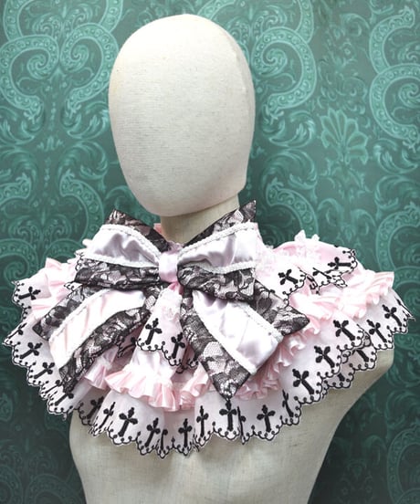 kki.2415　ピンクと黒のクロス刺繍フリルネックラフ。