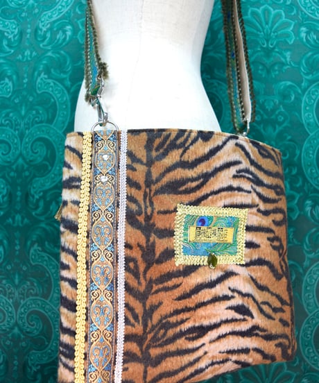 kki.2595　孔雀と虎の斜め掛けBAG。