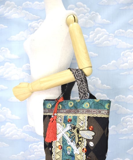 kki.2164　十字架と蜂のミニBAG。＜ブラック＞