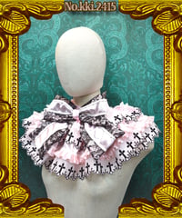 kki.2415　ピンクと黒のクロス刺繍フリルネックラフ。