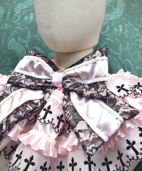 kki.2415　ピンクと黒のクロス刺繍フリルネックラフ。