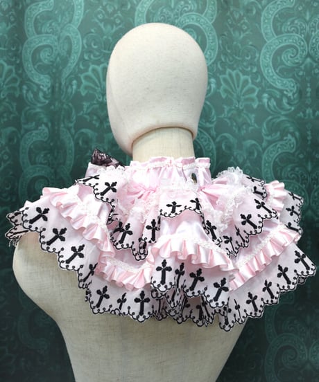 kki.2415　ピンクと黒のクロス刺繍フリルネックラフ。