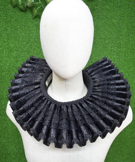 kki. 2308　Twinkle BLACK アコーディオンネックラフ。