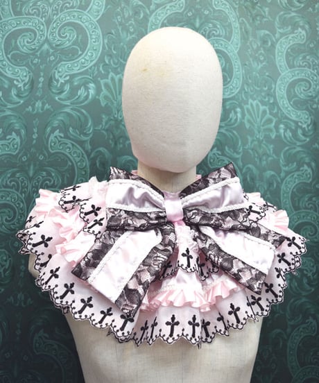 kki.2415　ピンクと黒のクロス刺繍フリルネックラフ。