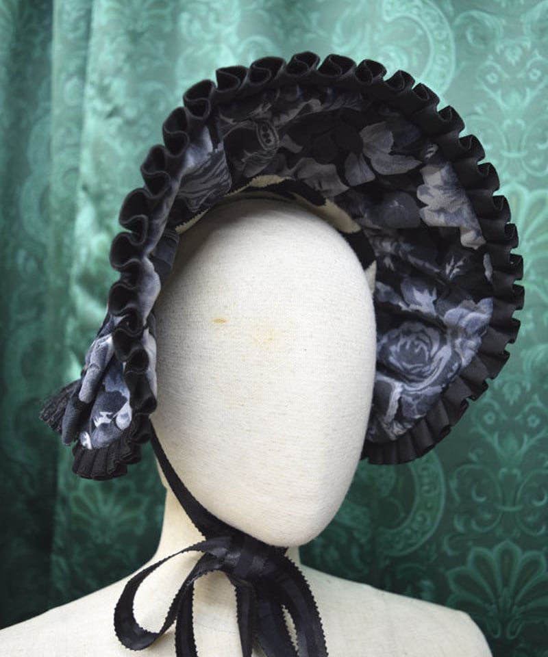 漆黒のバラ柄アンティークレースボンネットドレス】