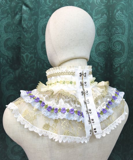kki.2383　孔雀と小花のフリルネックカラー。