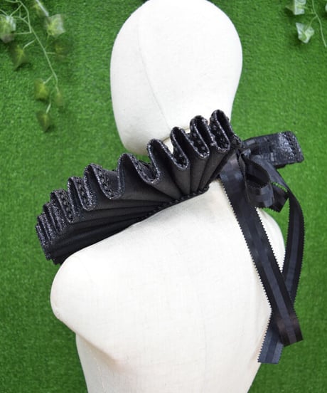 kki. 2308　Twinkle BLACK アコーディオンネックラフ。