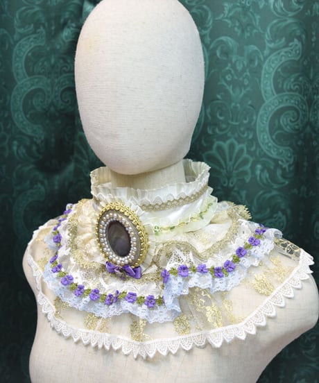 kki.2383　孔雀と小花のフリルネックカラー。