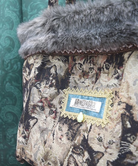 kki.2409　Catゴブランタッセルとファーのヴィンテージ風トートBAG。