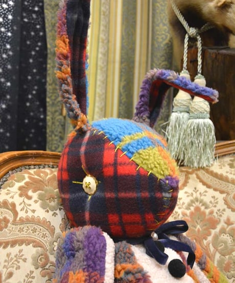 kki.2625　ボアとフリースのタータンチェックのデカいぬいぐるみBAG。  ＜うさちゃん＞