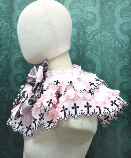 kki.2415　ピンクと黒のクロス刺繍フリルネックラフ。