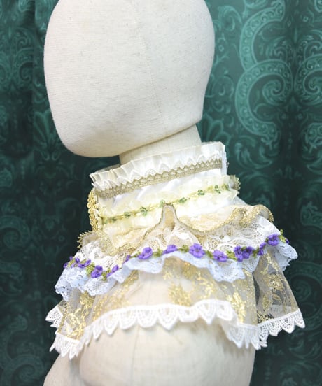 kki.2383　孔雀と小花のフリルネックカラー。
