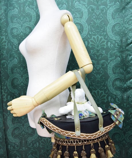 kki.2387　白うさぎのマジックシルクHATBAG。＜アンティークタッセル＞