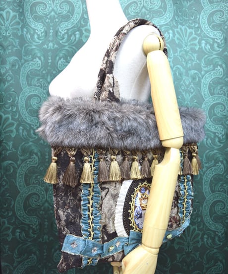 kki.2409　Catゴブランタッセルとファーのヴィンテージ風トートBAG。