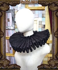 kki. 2190　ブラックレースのアコーディオンネックラフ。