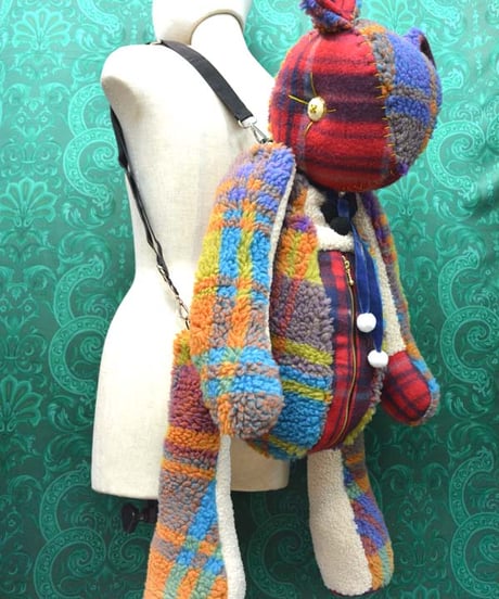 kki.2626　ボアとフリースのタータンチェックのデカいぬいぐるみBAG。  ＜くまちゃん＞
